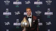 Nejužitečnějším hráčem NHL je Hall, trofej si převzal i McDavid!