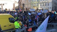 V centru Prahy se demonstrovalo, poslance Volného zadržela policie