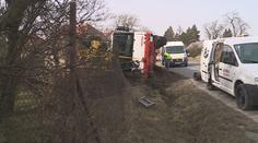 Pod jeřábem se utrhla krajnice, vyprošťovala ho těžká technika