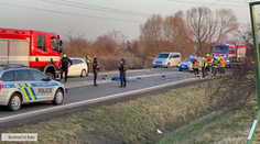 Po srážce s autem zemřel motorkář, mladá žena po resuscitaci bojuje o život