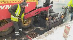 Zimní počasí potrápilo i silničáře, v Jablonci asfaltovali ve sněhové vánici
