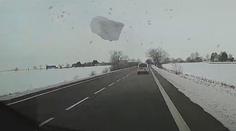 VIDEO: Co dokáže kus ledu ze střechy kamionu? Kra je jako projektil, varuje policie