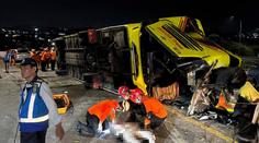 Tragédie těsně před Vánoci: Při nehodě autobusu zemřelo nejméně 16 lidí
