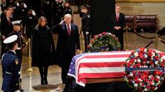 USA truchlí, Georgi Bushovi staršímu se přišel poklonit i Trump