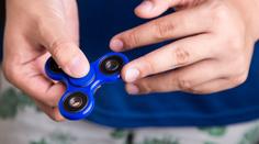 VIDEO: Fenomén Fidget Spinner! Naučte se snadné a skvělé triky
