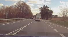 Kvůli pár vteřinám předjížděl přes šrafování i plnou čáru. Ohrozil všechny kolem sebe