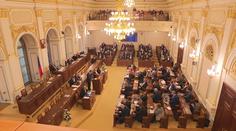 Host propašoval do Sněmovny zbraň. Pak ji ztratil na záchodech
