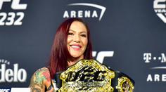 Bývalá šampiónka UFC Cris Cyborg se svlékla a ukázala prsa