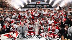Carolina po 20 letech slaví Stanley Cup. Vegas s Hertlem vynulovala