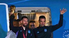 Argentinští hrdinové jsou doma. Přivezli trofej a začínají oslavy s fanoušky