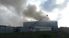 Požár v Hradci zachvátil halu s odpadem. Hasiči vyhlásili třetí stupeň poplachu