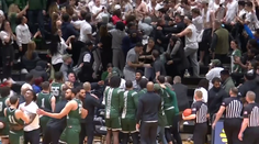 Šli si tvrdě po krku. Na univerzitním basketbalu se rvali hráči i fanoušci