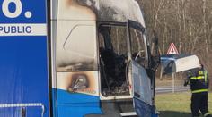 U benzinky v Teplicích hořel kamion. Oheň zasáhl i další auto