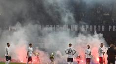 Sparta vedla, kotel zasypal hřiště světlicemi. Zbytek stadionu ho vypískal