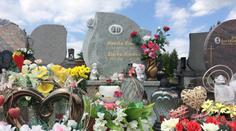 Na obou hrobech medvídci: Klárka Kramná by dnes slavila narozeniny