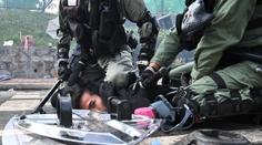 Krvavé protesty v Hongkongu! Policisté měli postřelit dva studenty