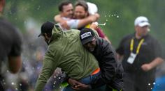 Drsný zásah na golfu. Člen ochranky zaútočil na hráče, spletl si ho s divákem