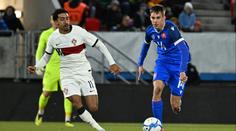 Fotbalista soupeře chytil za dres, ten ho táhl jako sáně. Vtipný faul baví internet