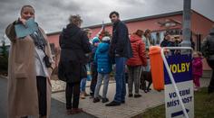 K urnám přišlo nebývale mnoho voličů. Kdo na tom nejvíc vydělal