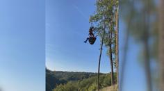 Hasiči zachraňovali uvízlé paraglidisty. Jednoho snesl na zem vrtulník