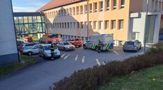 Smrt chlapce (†13) otřásla celým gymnáziem. Šel při výuce na záchod a skočil, tvrdí spolužák