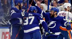 Těžká rána pro Islanders, Tampa je ztrestala osmi góly. Pálil i Palát