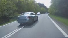 VIDEO: Polilo mě horko, říká řidič autobusu. Agresor v superbu ho málem vytlačil ze silnice