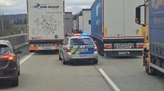 VIDEO: Cestu sanitce museli udělat policisté. Přes kamiony se nedalo projet