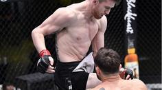 Sandman uspal soupeře naskočeným kolenem. Volkov ukončil Overeema