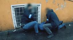 Lupiči vtrhli do bytu seniorky a brali vše cenné. Policie už má podezřelé
