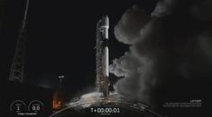 Falcon 9 opět ve vzduchu! Sedmý let dodal na oběžnou dráhu 60 satelitů