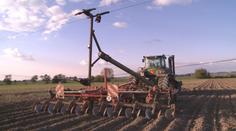 Traktor při nehodě strhl elektrické vedení, lidé byli bez proudu