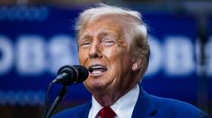 Lidé se baví nad fotkou Trumpových vlasů. Vypadá, že zapomněl paruku, říkají
