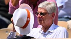 Přistižen při činu. Ikona Arsenalu Wenger si užívá v Řecku s mladou kráskou