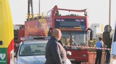 Vyhlídkový autobus narazil do větví. Zemřeli 2 lidé, 50 zraněných