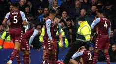 Nechutné chování fanoušků Evertonu. Trefili hráče plnou lahví, policie zatýkala