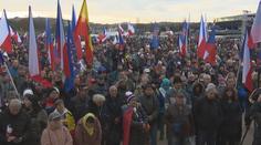 Na pražské Letné se sešly stovky lidí. Protestovaly proti Fialově vládě