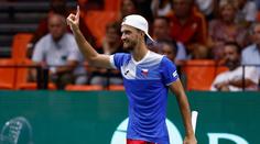 Češi mají na Davis Cupu druhou výhru. Uspěli Macháč i Lehečka
