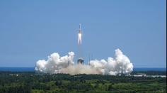 Padající trosky čínské rakety z většiny shořely nad mořem u Filipín