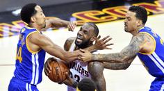 LeBron přepisoval historii! Cleveland díky němu udržel naději