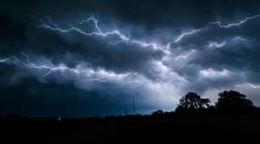 Do Česka se přihnaly první letošní bouřky. Od letních se výrazně liší
