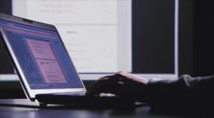 Facebook, Google i Twitter budou bojovat proti dezinformacím. Pomoci má nový kodex