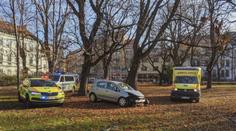 Auto skončilo v parku. Řidič byl převezen do nemocnice