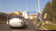 Zfetovaný řidič se řítil Prahou: Zranil dvě malé děti! VIDEO