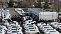 Protest u pražského letiště: Stovky taxikářů zaplnily parkoviště