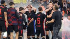 Hráči Barcelony v noci jeli na kole oslavovat titul do nemocnice