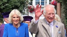 Král Karel má nový roztomilý šperk. Nejspíš ho dostal od princezny Charlotte
