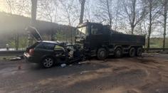 Dvě smrtelné nehody. Audi vjelo pod náklaďák, kamion do cesty motorkáři