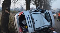Žena nezvládla řízení a narazila do stromu! Z auta jí tahali kufrem!