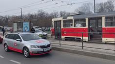 Reportér TV Nova zachránil cestující z hořící tramvaje. O dýmu nevěděli